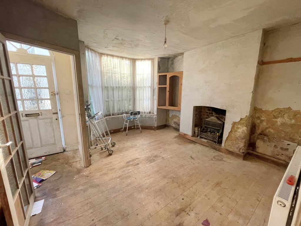 Lot: 66 - THREE-BEDROOM HOUSE FOR REFURBISHMENT/REPAIR - Living room with fireplace and bay window